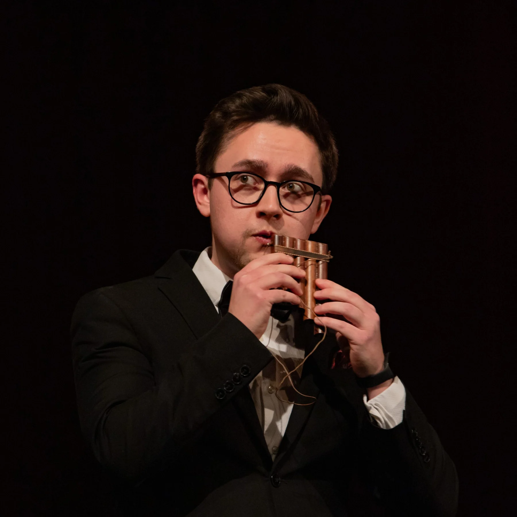 Luis Gehrmann performing in concert