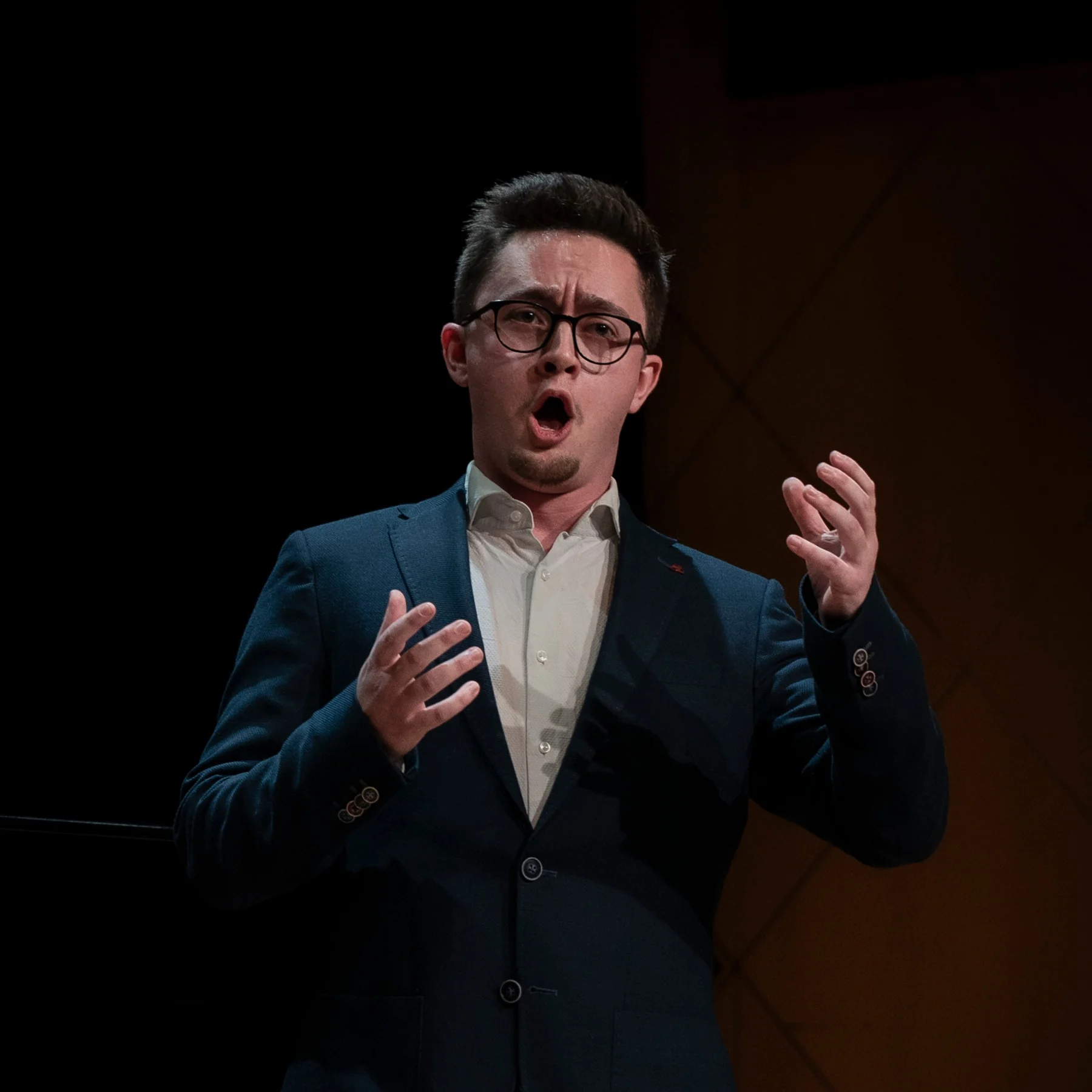 Luis Gehrmann singing